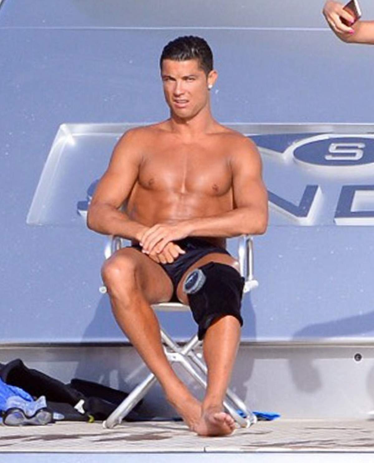 FOTO / Cristiano Ronaldo, convalescenţă cu femei pe iaht! Fotbalistul nu a "IERTAT" nimic