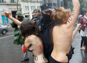 FOTO / În SÂNII GOI, activistele FEMEN s-au luat la bătaie cu poliţiştii, în timpul unui protest din Madrid