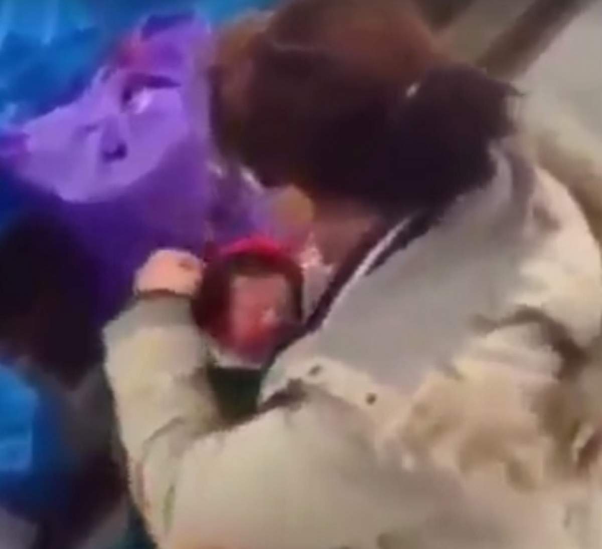 ŞOCANT! O femeie îşi bate CRUNT bebeluşul! VIDEO cu un PUTERNIC IMPACT EMOŢIONAL!