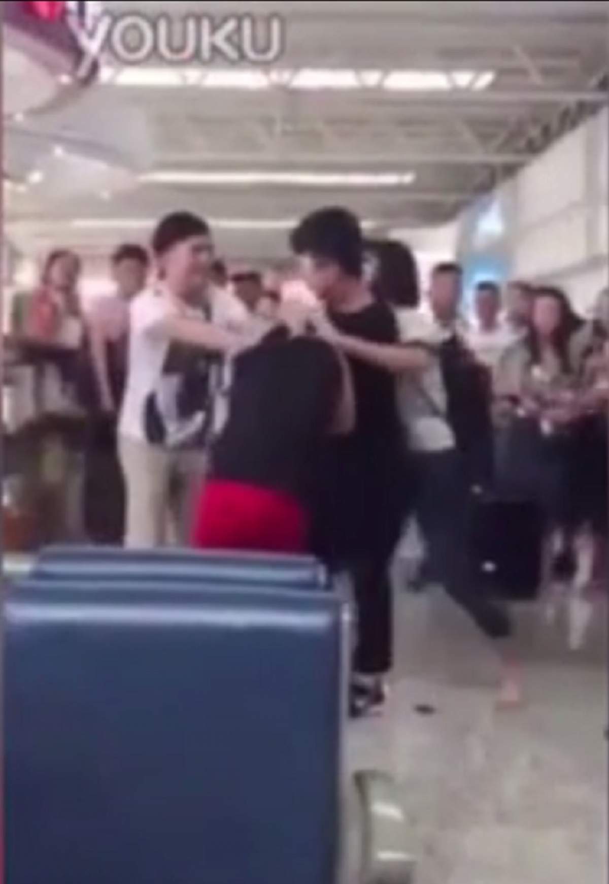 VIDEO / Răzbunare terifiantă pe un aeroport! Şi-a prins soţul cu amanta şi a bătut-o zdravăn! Scena înfiorătoare face furori pe internet