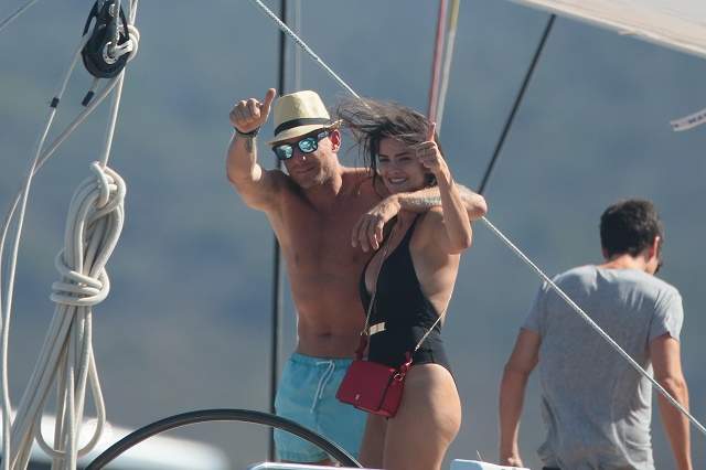 FOTO / Apariție dezastruoasă pe yacht! A câștigat titlul de Miss Europa numai pe hârtie, că în realitate i se vede celulita de pe țărm
