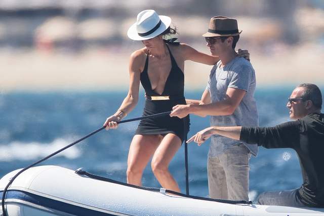 FOTO / Apariție dezastruoasă pe yacht! A câștigat titlul de Miss Europa numai pe hârtie, că în realitate i se vede celulita de pe țărm