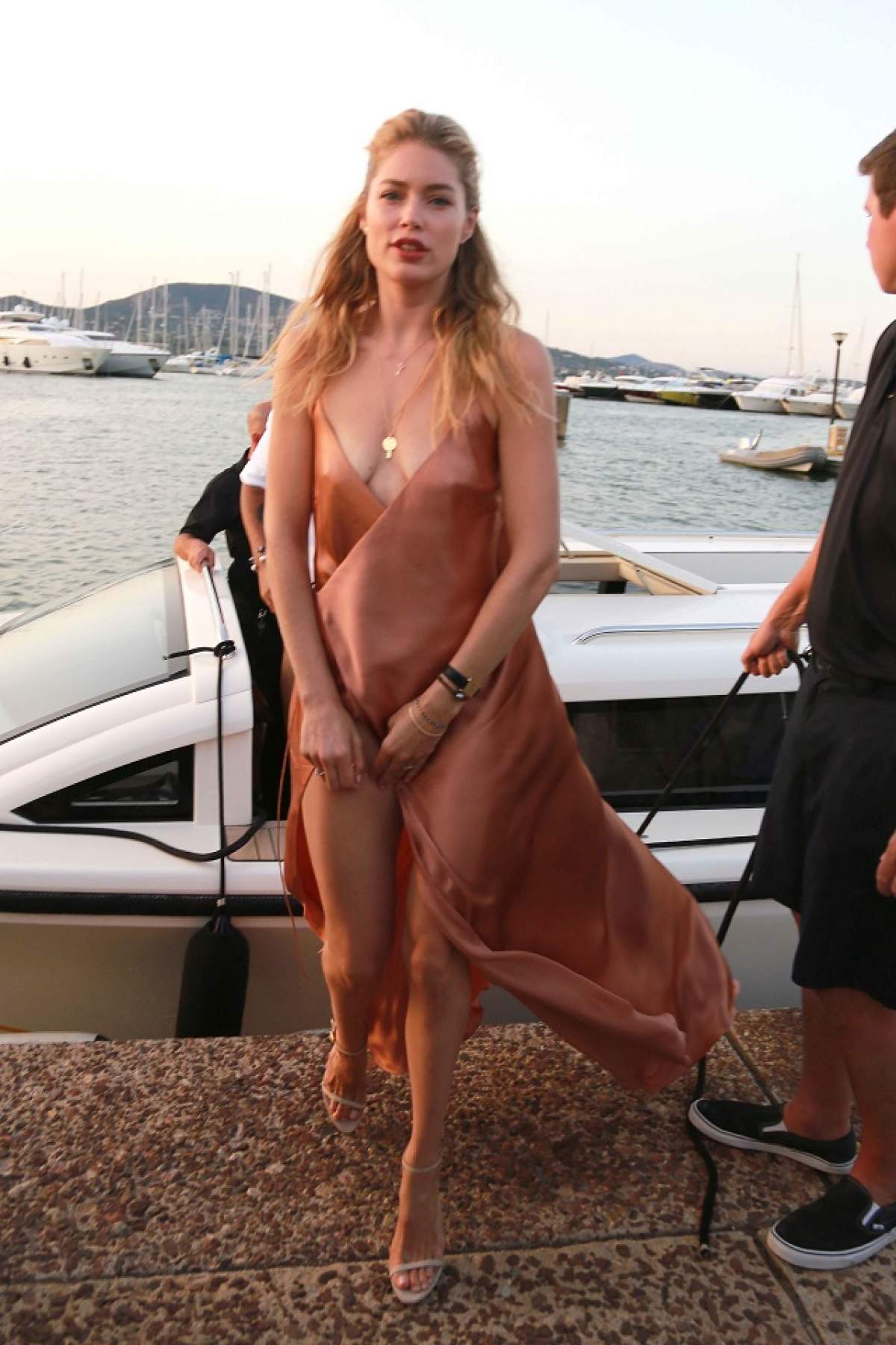 FOTO / Doutzen Kroes, supermodelul Victoria's Secret, la un pas să comită o gafă vestimentară! Rochia mult prea decupată a lăsat la vedere multă...piele