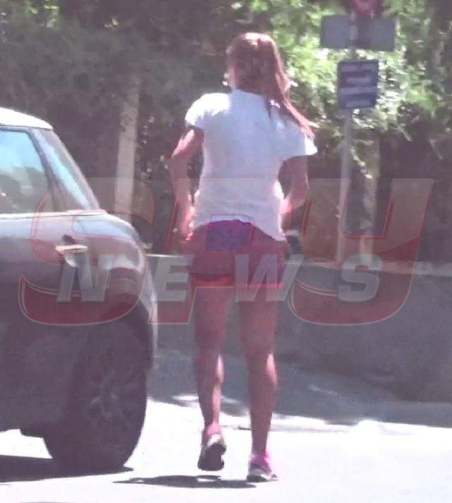 Cea mai sexy sportivă a României, surprinsă în ipostaze HOT de paparazzii Spynews.ro! Rivala Simonei Halep a ieșit îmbrăcată sumar pe stradă