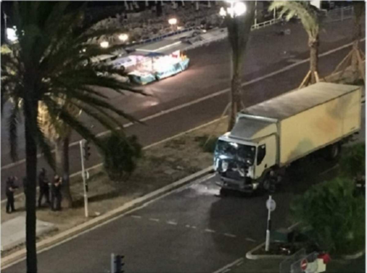 VIDEO / Şi-a aruncat scuterul în faţa camionului ucigaş de la Nisa pentru a-şi salva fiul! Povestea emoţionantă a unui tată disperat