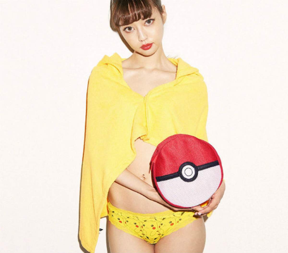 FOTO / Tânără, concediată pentru că a vânat pokemonii din biroul şefului