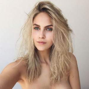 FOTO / S-A DEZBRĂCAT şi a apăsat pe buton! Fotomodelul Elena Carriere, selfie topless şi cu un nou look