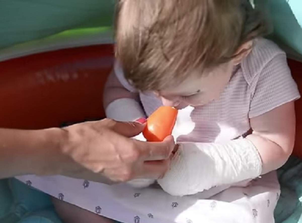 VIDEO / Şi-a lăsat copilul de un an să se joace în grădină şi după câteva minute au ajuns de urgenţă la spital! Medicii au rămas ŞOCAŢI când au văzut ce avea la mâini