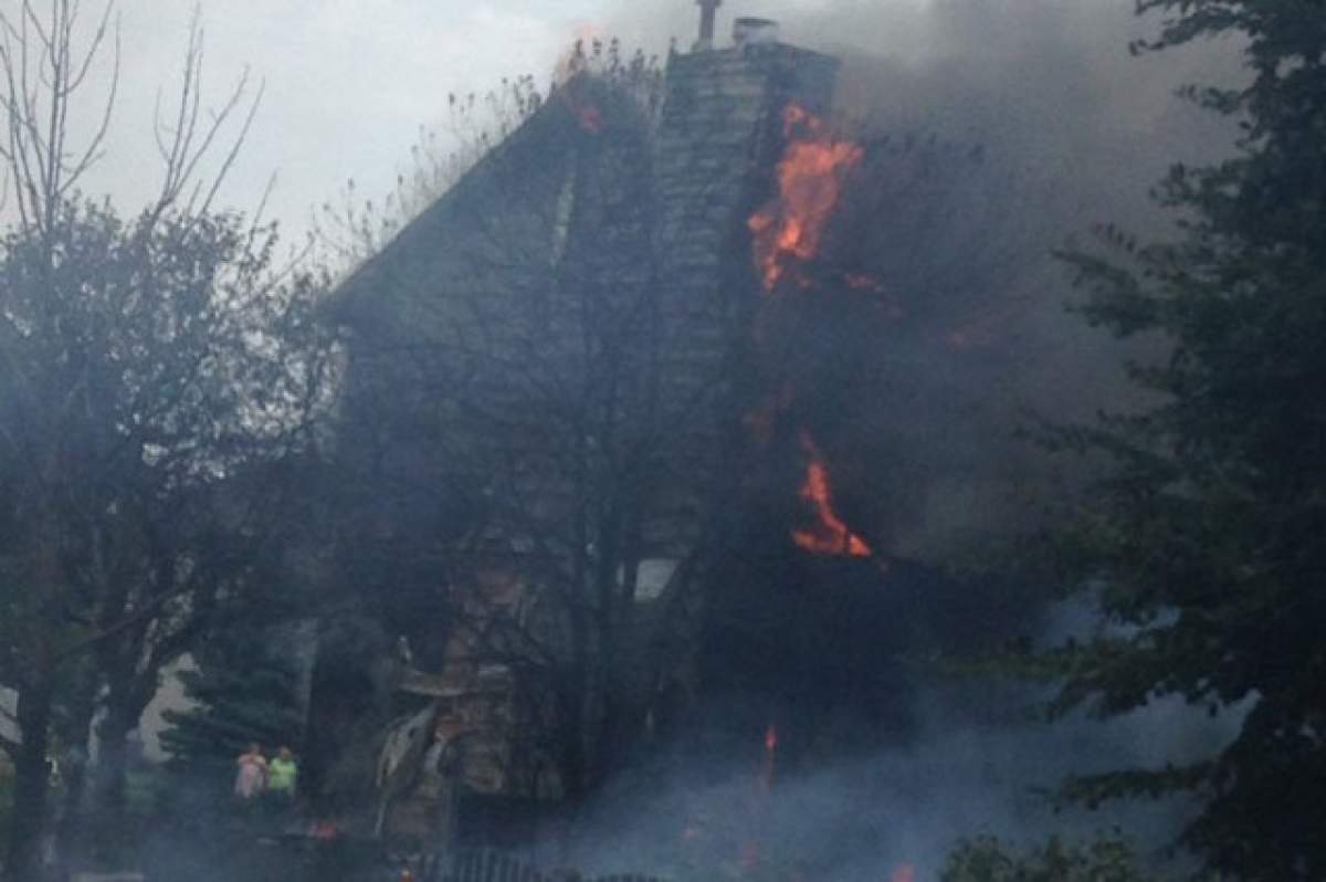 VIDEO / Momente de GROAZĂ! Un avion a căzut din cer şi s-a prăbuşit peste o casă şi a explodat într-o "bilă de foc"