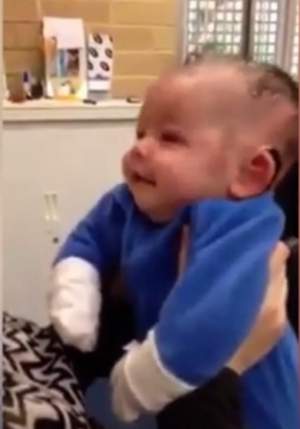 VIDEO / Te va impresiona instant! Reacţia unui bebeluş de trei luni care aude pentru prima dată vocea mamei lui