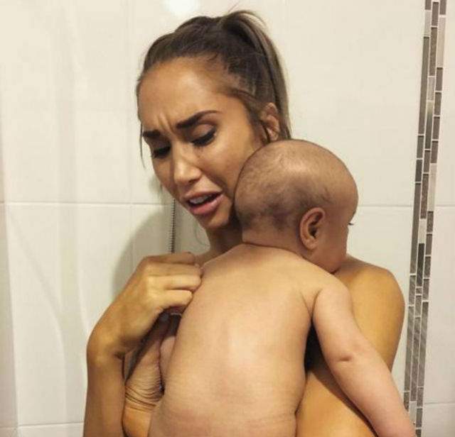 A uimit cu burtica de gravidă, acum a mai făcut o... nefăcută! Modelul Chontel Duncan s-a fotografiat cu fiul său în braţe, iar el A FĂCUT ASTA! Imaginea a ajuns virală