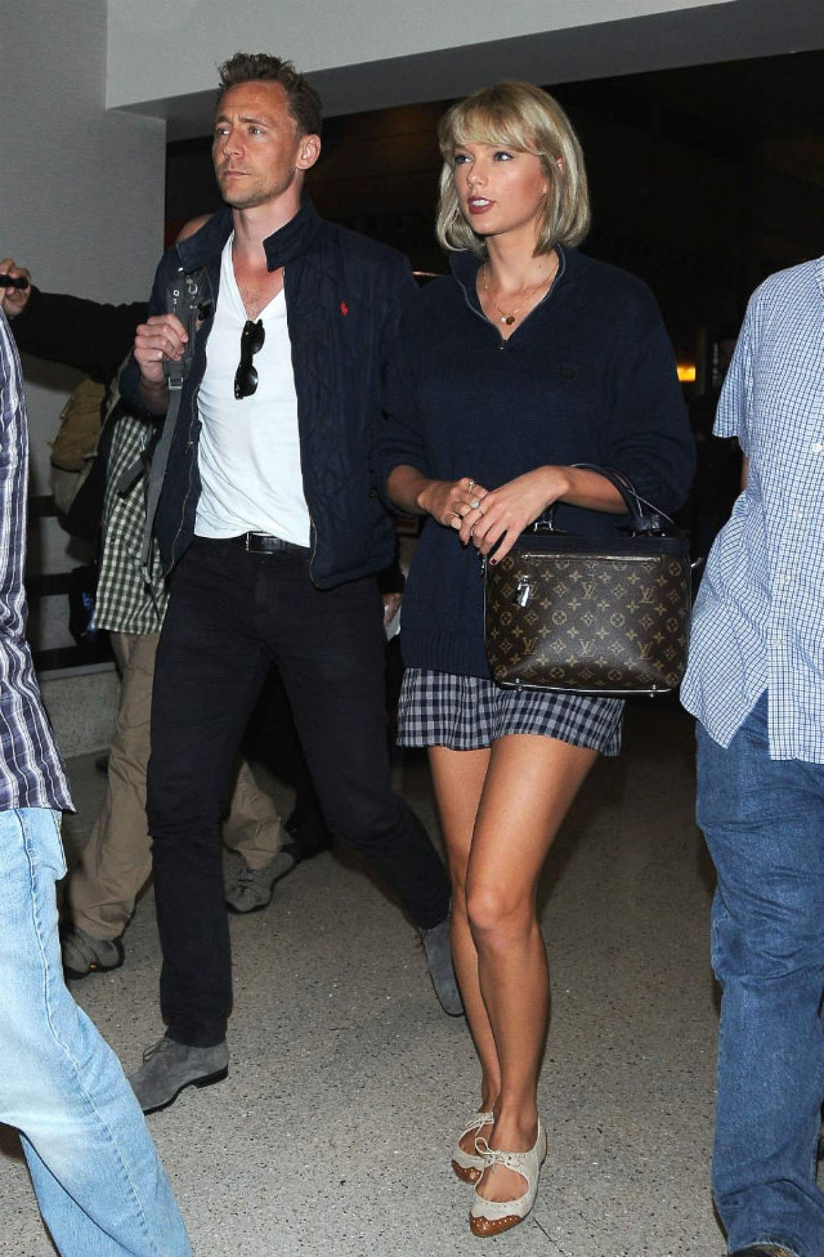 FOTO / Taylor Swift, în faţa altarului alături de Tom Hiddleston? Prietenii i-au dat de gol!