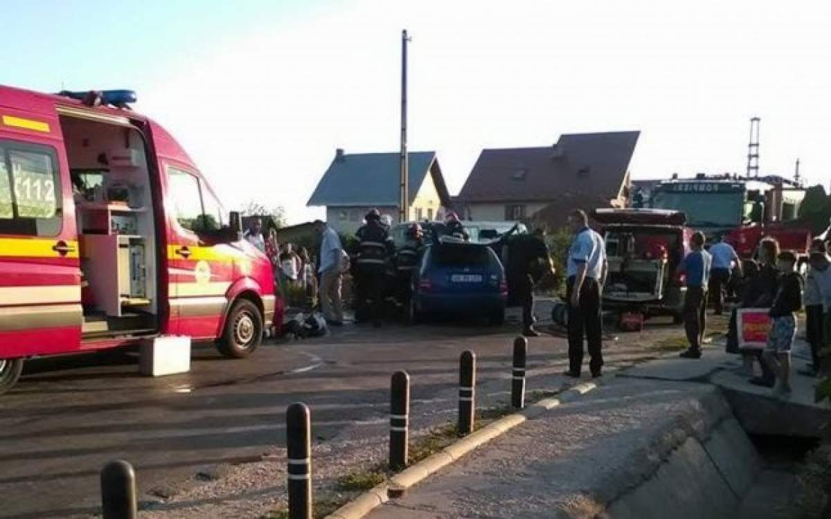 Accident TERIBIL la Mioveni. Doi oameni au murit, alţi 9 sunt răniţi, după ce un autoturism a intrat într-un microbuz