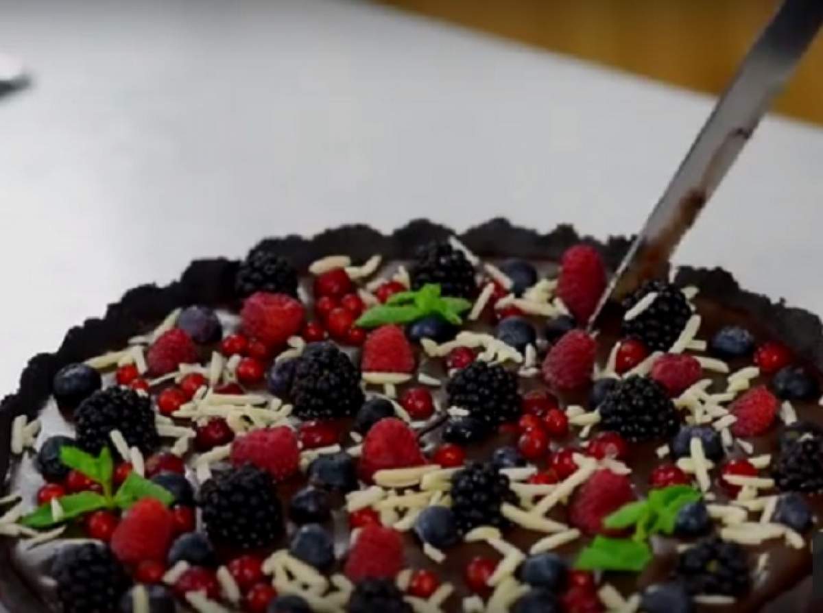 VIDEO / REŢETA ZILEI: Sâmbătă - Tartă fără coacere cu biscuiţi, ganache de ciocolată şi fructe de pădure
