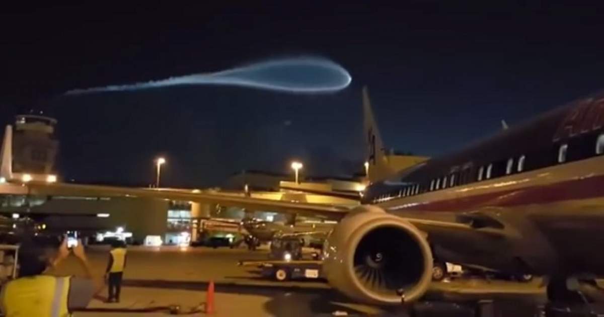 VIDEO / Fenomen neobişnuit pe cer! Toţi angajaţii unui aeroport şi-au scos telefoanele şi au filmat lumina bizară