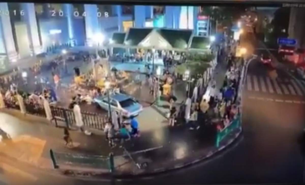 VIDEO / IMAGINI ŞOCANTE! O maşină a intrat în plin într-o mulţime de oameni