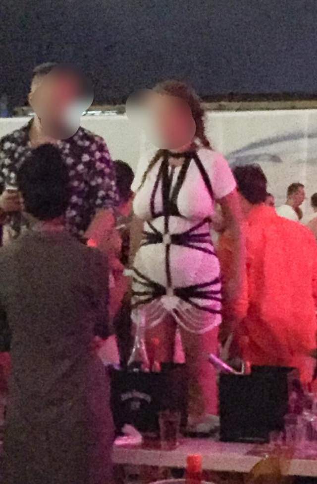 FOTO / Ce-a fost în capul ei?! Cum a apărut această tânără într-un club de fiţe din Mamaia! Toţi s-au uitat strâmb la ea