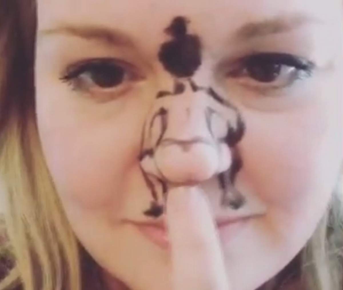 VIDEO / Şi-a desenat un trup de femeie pe nas şi apoi a dat drumul la muzică! Imaginile surprinse fac furori pe internet
