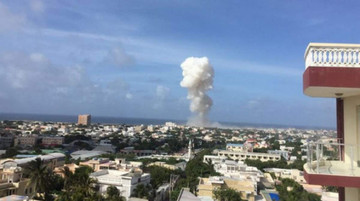 Explozii puternice şi focuri de armă pe aeroportul din Somalia. Cel puţin 12 morţi