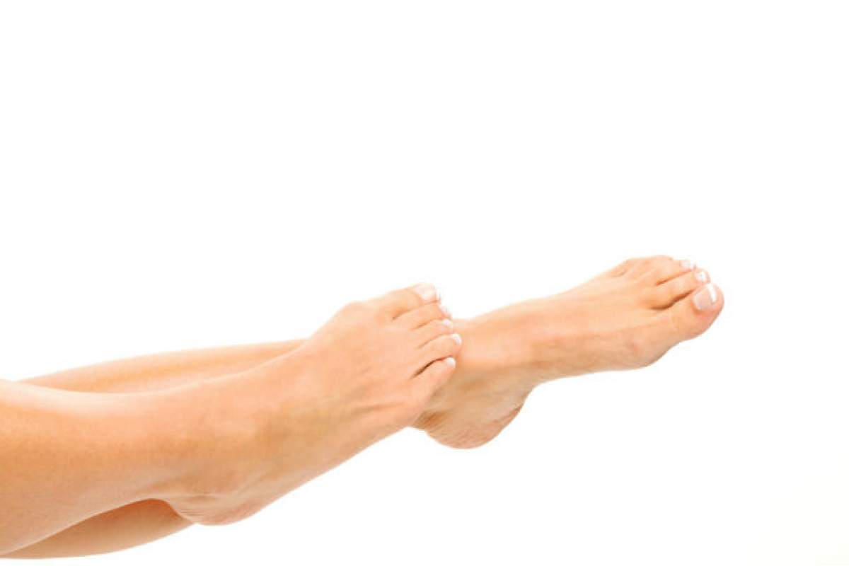 Scapă de durerile de picioare cu licori-minune! Una dintre ele spune STOP TRANSPIRAŢIEI EXCESIVE în această zonă a corpului