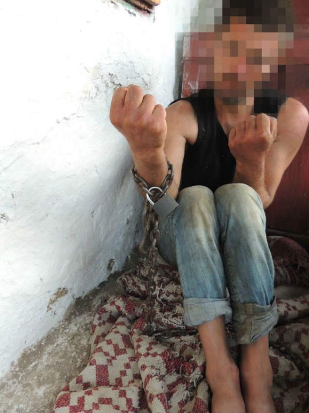 DETALII ŞOCANTE, în cazul de sclavagism din Argeş! Un bărbat a murit în timp ce era ţinut sechestrat la Berevoeşti