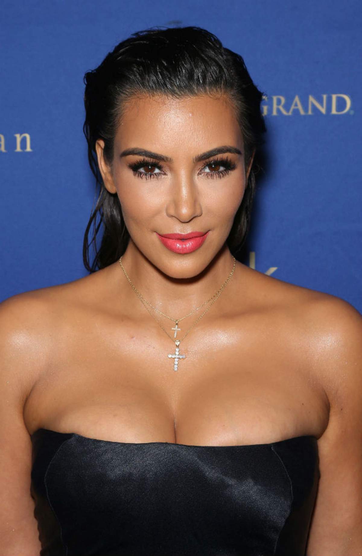 FOTO / "Aoleu, sânii mei!" Kim Kardashian şi-a îndesat formele voluptoase într-o rochie cu câteva numere mai mică
