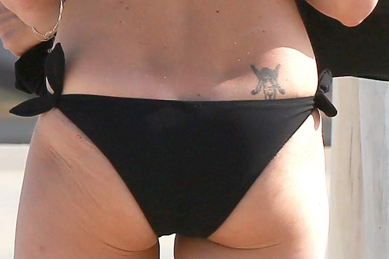 FOTO / E ditamai celebritatea, dar şi-a arătat fundul lăsat şi picioarele cu celulită pe plajă! Stai să vezi detaliul din zona intimă!