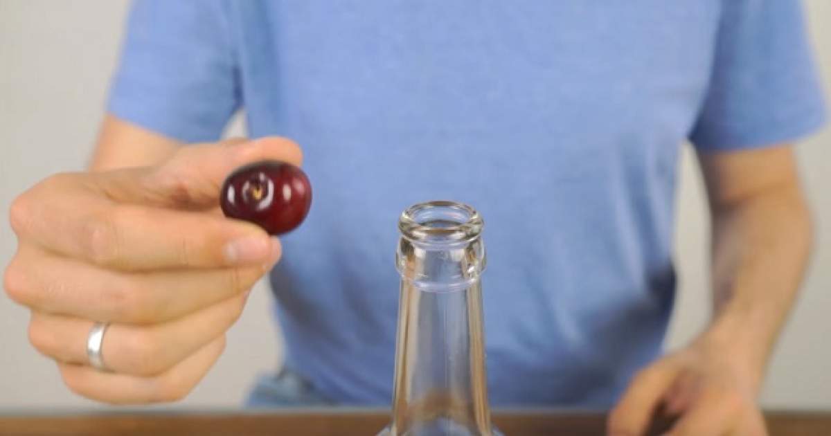 VIDEO / A pus o cireaşă deasupra unei sticle goale! Ce a urmat a făcut fericite toate gospodinele