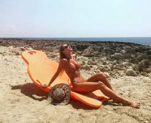 FOTO / Flavia Mihășan, a opta minune a lumii pe plajă! ”Vecina” matinalilor a renunțat la haine și s-a lăsat mângâiată de soare