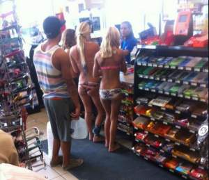 FOTO / POZA cu cele trei fete în BIKINI la cumpărături A DEVENIT VIRALĂ! Motivul nu e ţinuta sumară! Uită-te mai atent!