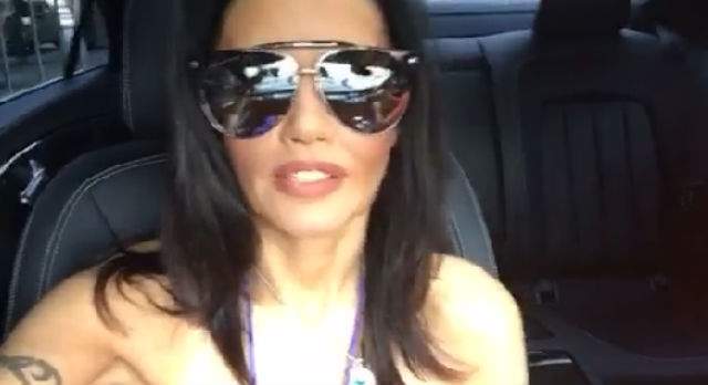 O ştii excentrică, dar ţinuta de azi e dovadă că Oana Zăvoranu are show-ul în sânge. Cum a ieşit pe stradă