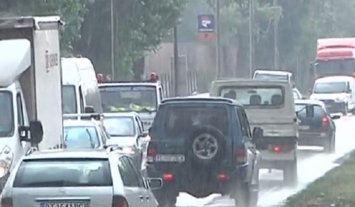VIDEO / Accident violent în Galaţi: a fugit de ploaie şi a fost omorât de roţile unei maşini!