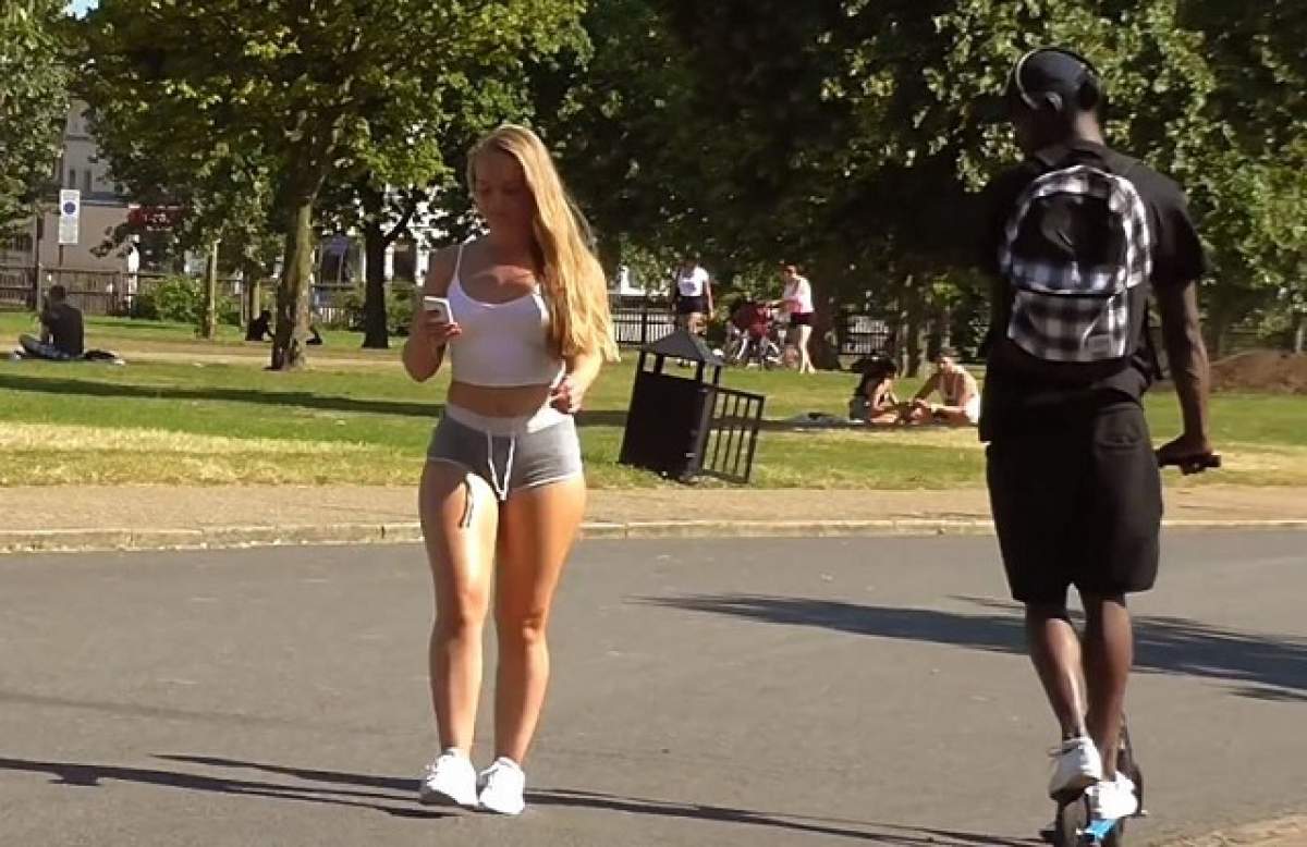 VIDEO / A îmbrăcat o pereche de pantaloni super scurţi şi a ieşit în parc! Ce s-a întâmplat când un bărbat a privit-o intens, de neimaginat