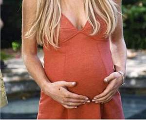 Răsturnare de situaţie între Lindsay Lohan şi logodnicul ei! Tatăl actriţei aruncă bomba: "E însărcinată!"