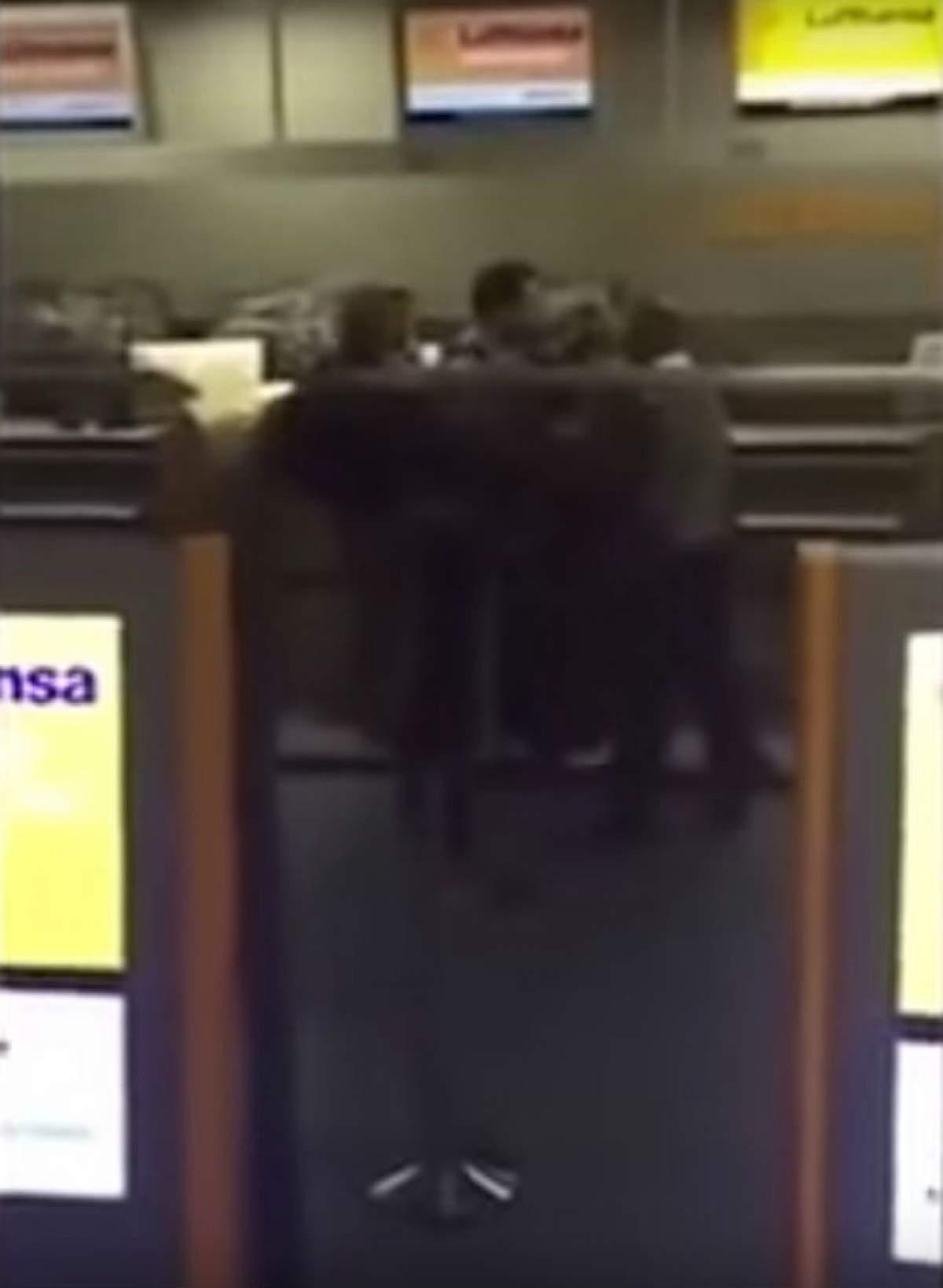 VIDEO & FOTO / Scene de groază într-un aeroport din Germania! Un bărbat s-a luat la bătaie cu poliţiştii!