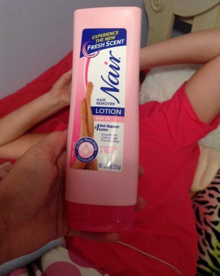 FOTO / A încurcat şamponul cu o cremă depilatoare şi a rămas cheală! Imaginea a devenit virală