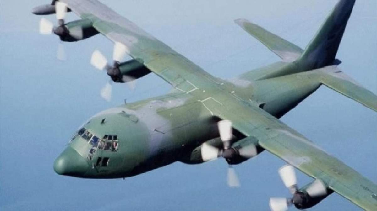 Panică în aer! Un avion militar cu zeci de pasageri la bord a aterizat de urgenţă