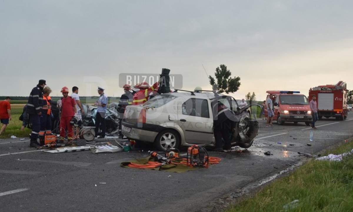 FOTO cu puternic IMPACT emoţional! Carnagiu la Buzău! O persoană a murit şi 6 au fost rănite, după ce două maşini s-au ciocnit frontal