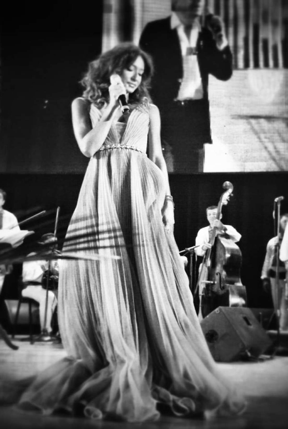 FOTO / Ioana Dichiseanu a poftit, iar logodnicul ei a trecut la cratiţă! Toţi au salivat când au văzut ce a pregătit la foc automat