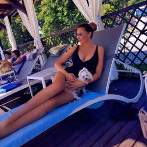 Sărbătoare mare pentru Bianca Drăgușanu! A ieșit la piscină pentru a se bucura de această zi importantă, însă toți ochii au fost pe burtica de gravidă