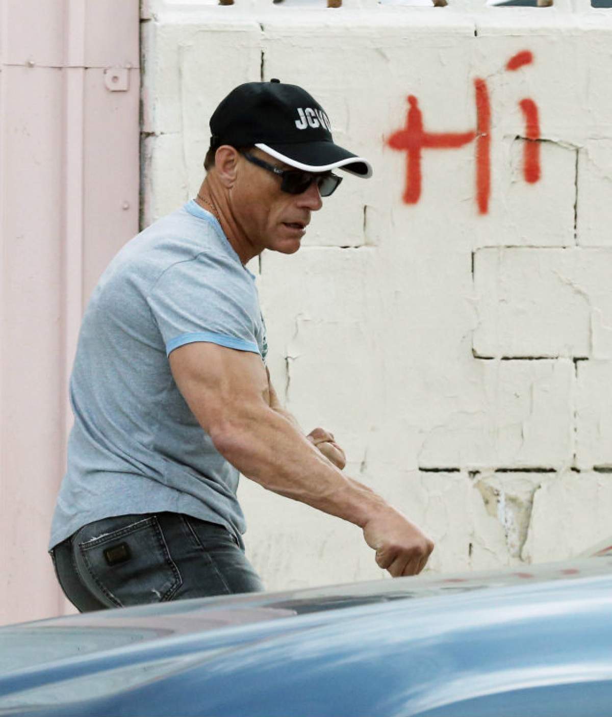 VIDEO & FOTO / Jean-Claude Van Damme A ÎNJURAT şi A PLECAT în timpul unui INTERVIU ÎN DIRECT! Ce l-a înfuriat pe actor