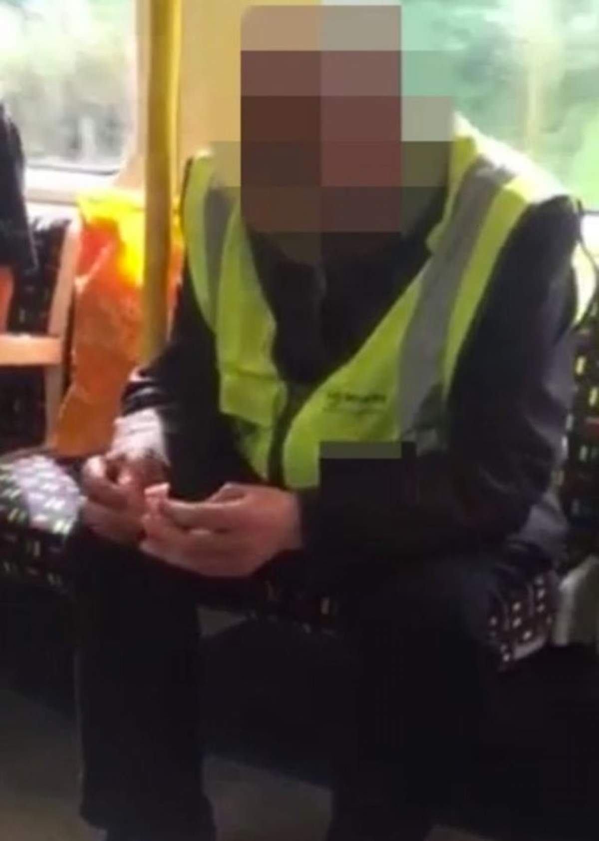 VIDEO / Momentul care o să îți întoarcă stomacul pe dos! Un bărbat a scos în tren un cuțit și a început să facă un lucru șocant cu el
