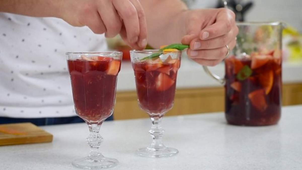 VIDEO / REŢETA ZILEI: Sangria picantă cu vin roşu şi busuioc! Perfectă pentru zilele caniculare