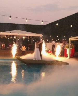 Prima imagine de la NUNTA Addei! Cântăreaţa şi soţul ei au dansat VALSUL mirilor pe o scenă amplasată deasupra piscinei