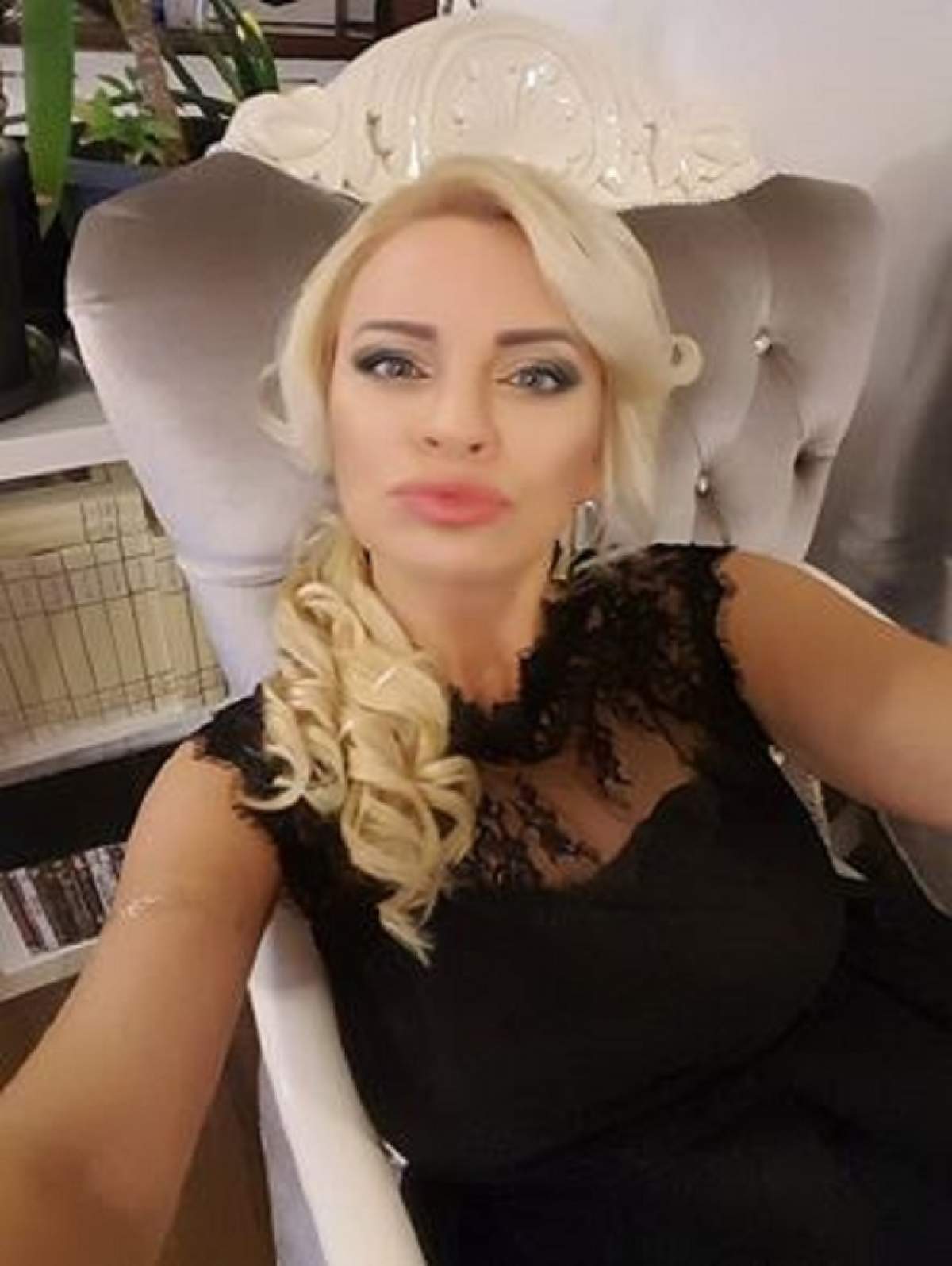 VIDEO / Mariana Roşca, fără sutien la TV! Blonda şi-a etalat sânii plini de noduli, după ce a dezvăluit că e suspectă de CANCER