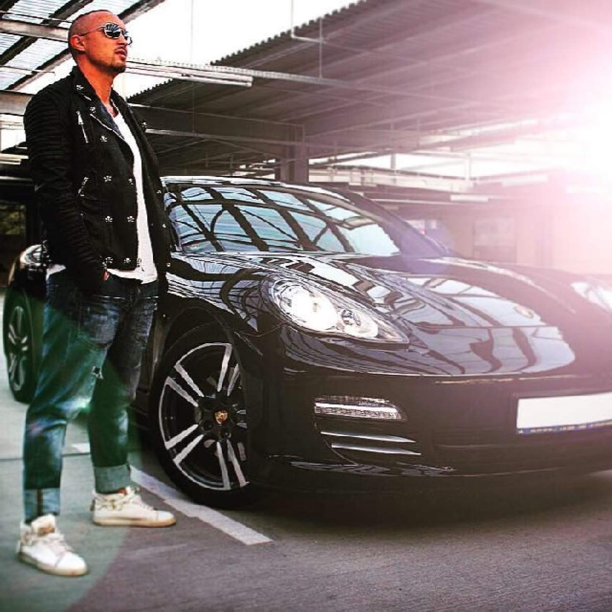 "Crai de Dorobanţi", cu sutienul la vedere! Un personaj controversat a purtat lenjerie de damă în public