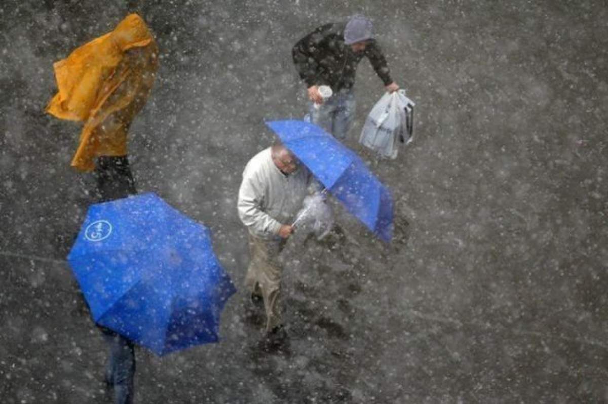 Furtunile fac prăpăd în țară! Meteorologii au emis CODUL PORTOCALIU și GALBEN de furtuni