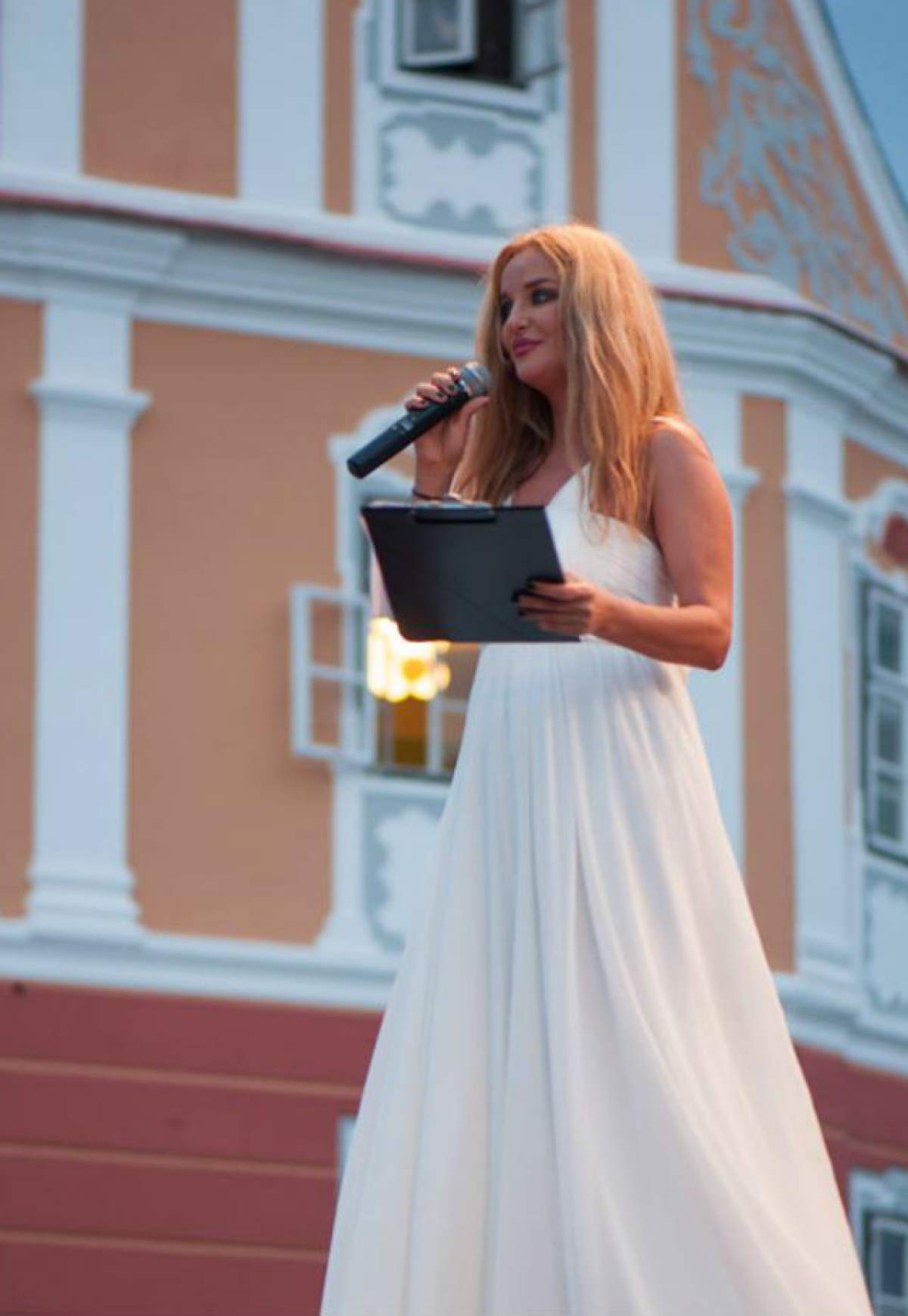 FOTO / Tania Budi şi-a început săptămâna într-un costum de baie SCANDALOS de SEXY! Reacţia unui fan i-a uimit pe toţi: "Uneori mi se pare că nu eşti femeie"