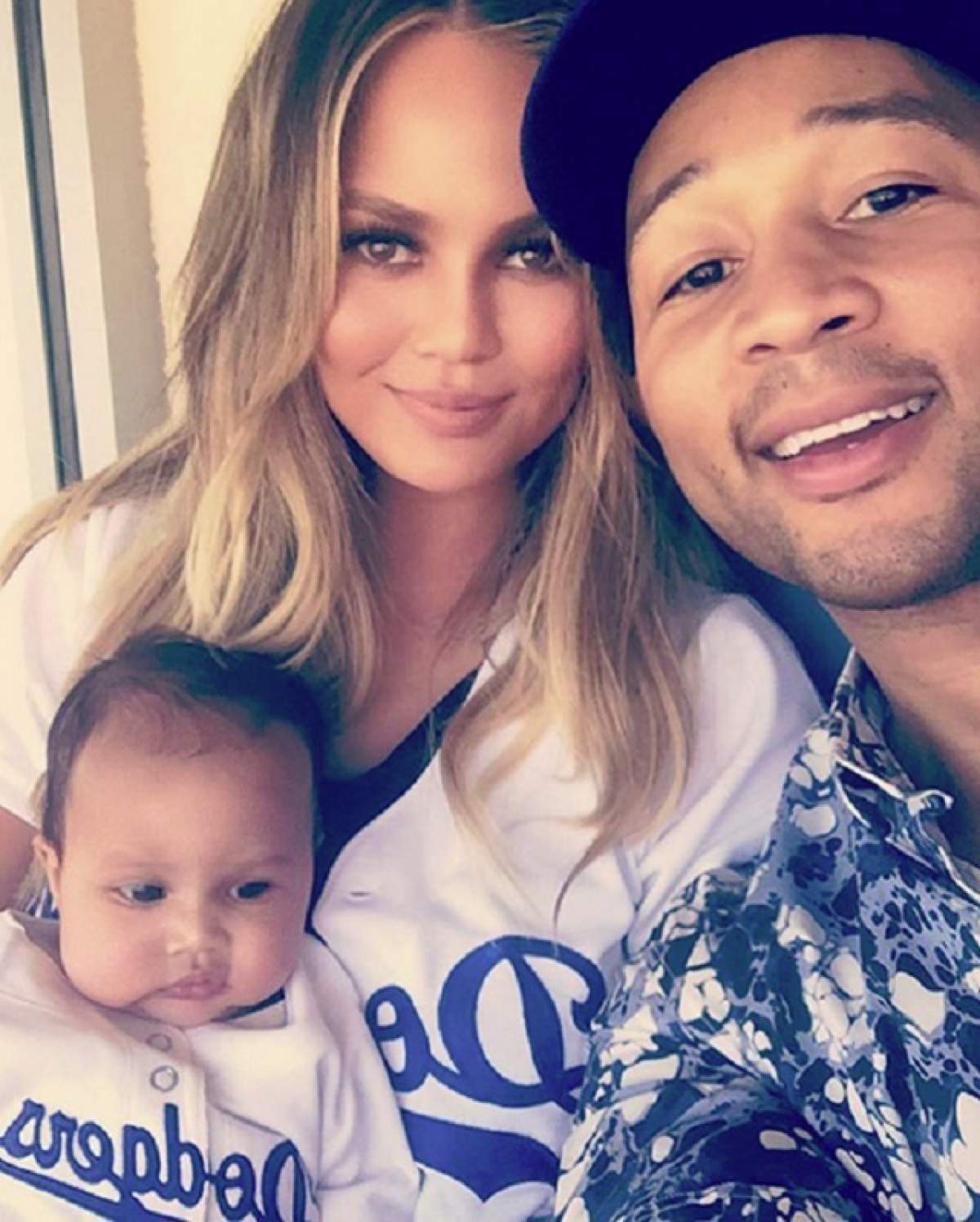 FOTO / Chrissy Teigen, pentru prima dată în costum de baie de când a devenit mămică! Toţi au întors privirile