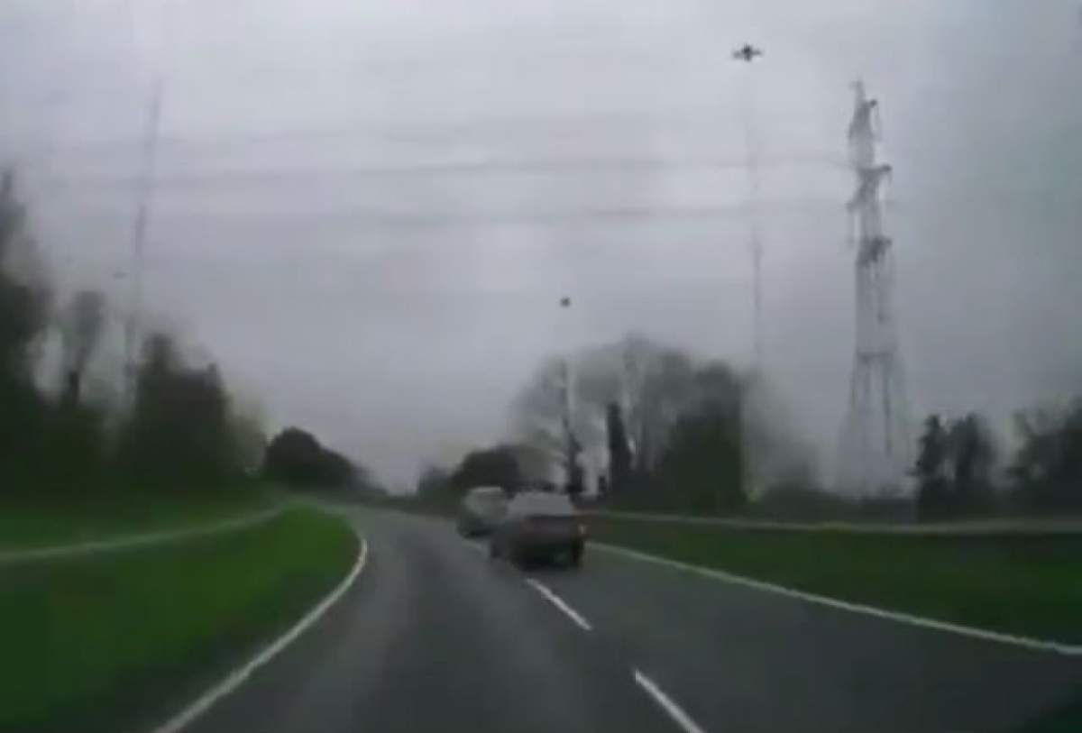 VIDEO & FOTO / Accident TERIFIANT! Maşina pur şi simplu A ZBURAT de pe o bandă pe alta
